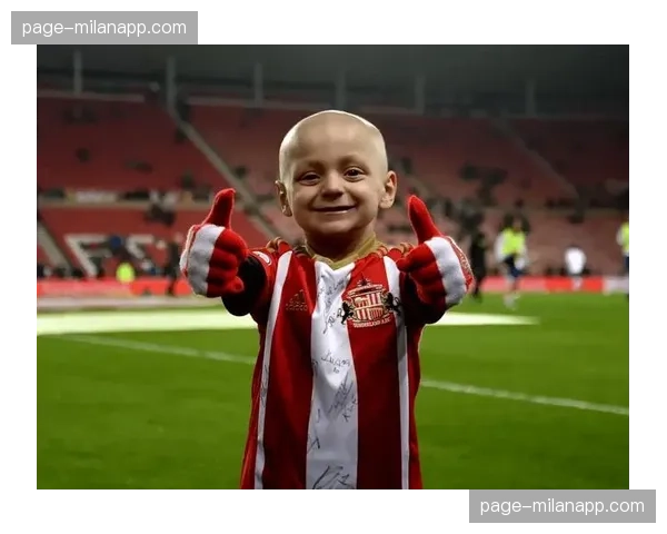 趣味瞬间：场边小球童模仿进球庆祝动作，引发球迷欢笑