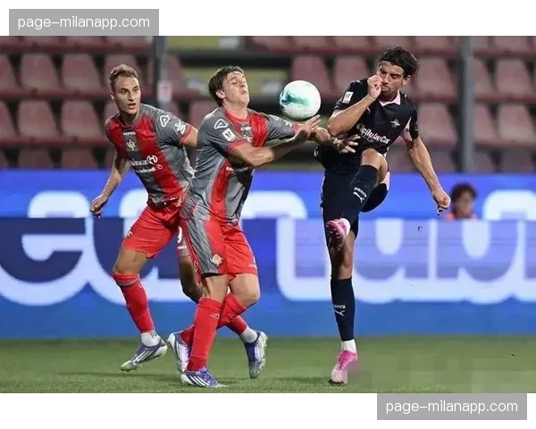 即时：斯佩齐亚对阵克雷莫纳，主队后卫染红离场