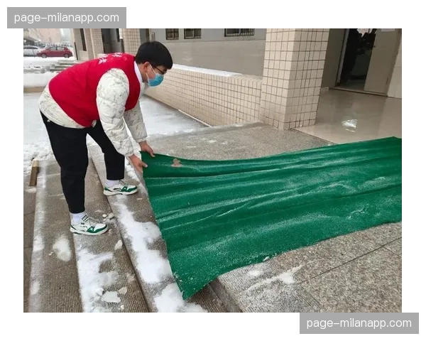 特写：暴雨中的马拉多纳球场，工作人员紧急铺设防滑材料