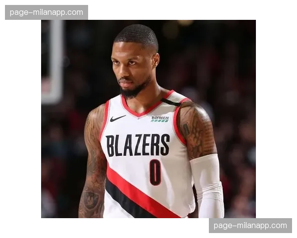 特写：告别战独砍60分，利拉德在开拓者主场绕场致敬，泪洒赛场